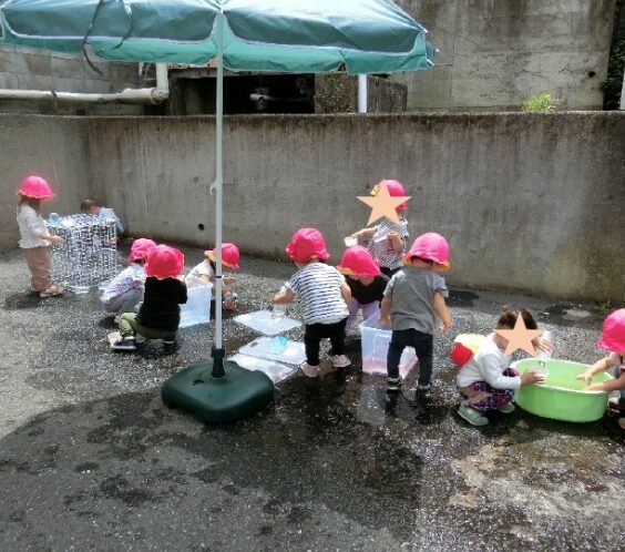 保育園の敷地内の園庭で、 季節の遊びを楽しみます。